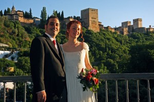 Claire O'Connol y Javier de las Heras posan tras constraer matrimonio con la Alhambra al fondo en 2008.:: LUCÍA RIVAS / IDEAL